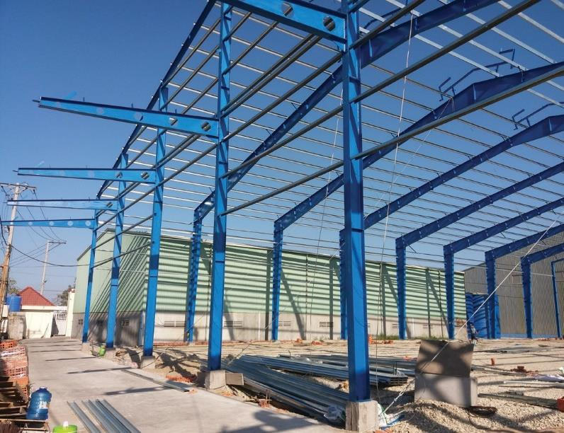Báo Giá Xây Nhà Xưởng Khung Thép Mới Nhất 2026 – Cập Nhật Chi Tiết Và Cách Tối Ưu Chi Phí 1 Lắp dựng hệ kết cấu trong báo giá xây nhà xưởng khung thép 2026