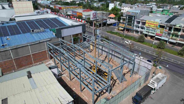 Thi công showroom ô tô Huy Tiến Dũng bằng nhà thép tiền chế – Giải pháp tối ưu cho công trình hiện đại 1 huy tien dung giai doan 1 1 5 11zon