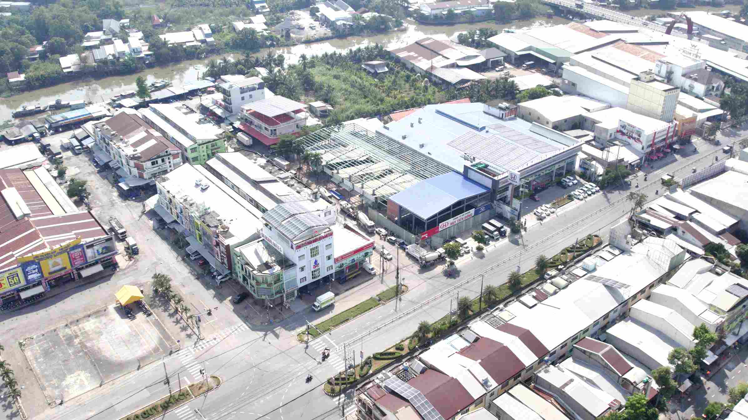 Dự án showroom ô tô Huy Tiến Dũng tại Cao Lãnh ứng dụng nhà thép tiền chế hiện đại 3 Giai đoạn lắp dựng khung thép và lợp mái tôn do Vạn Đạt Thành thực hiện