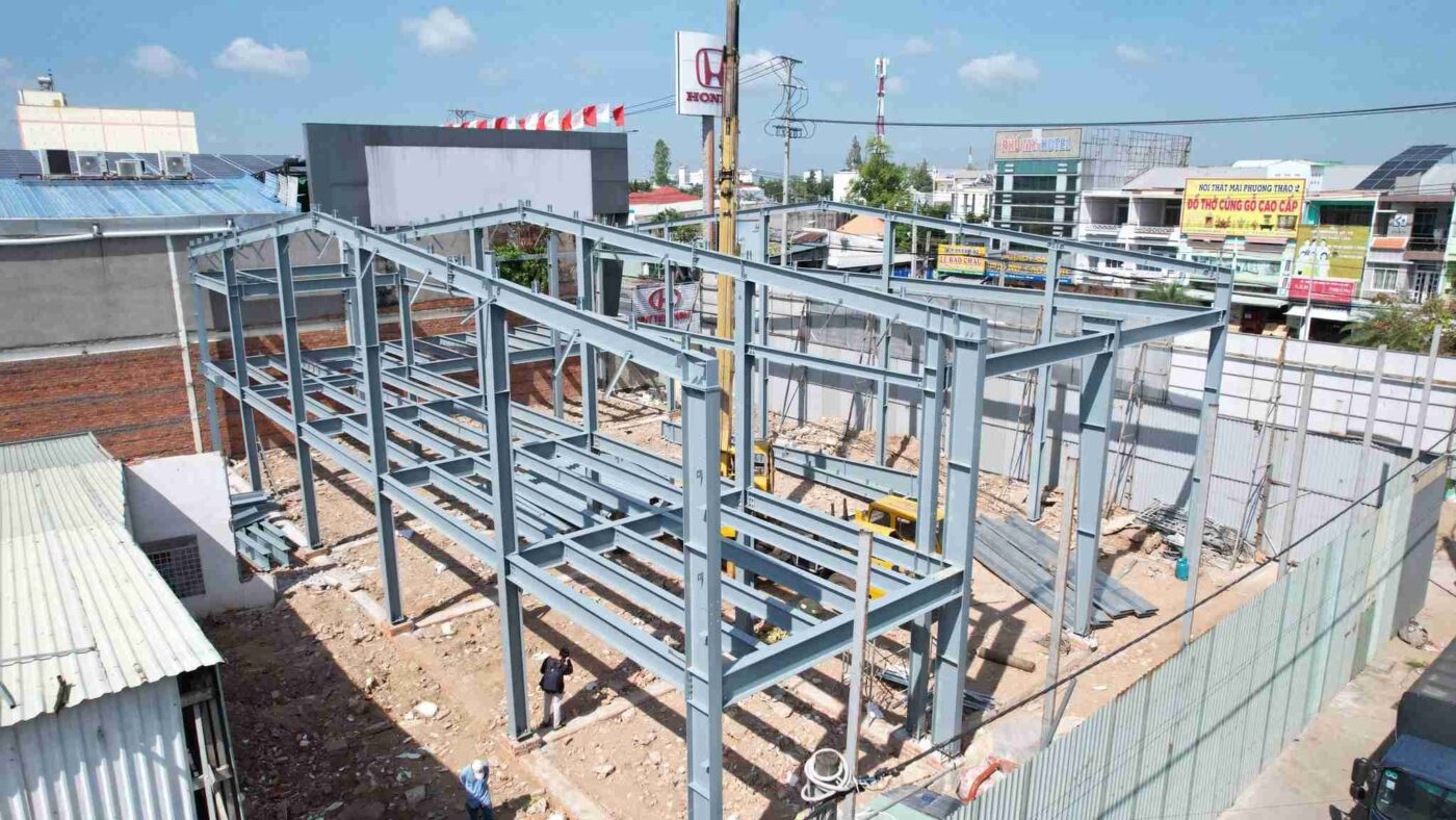 Thiết Kế Showroom Ô Tô Khung Thép Hiện Đại – Giải Pháp Tối Ưu Không Gian Và Chi Phí 2 Hệ khung thép tiền chế showroom Huy Tiến Dũng giúp tối ưu không gian mở, hạn chế cột giữa