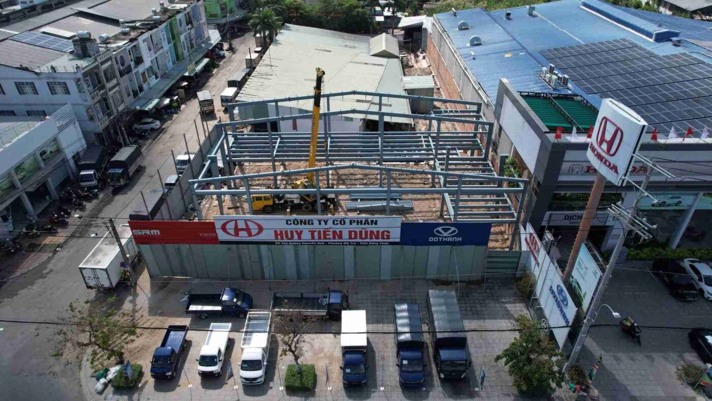 Thiết Kế Showroom Ô Tô Khung Thép Hiện Đại – Giải Pháp Tối Ưu Không Gian Và Chi Phí 1 Thi công lắp dựng kết cấu khung thép showroom ô tô Huy Tiến Dũng giúp vượt nhịp không gian lớn